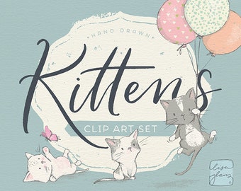 Puede incluir: Conjunto de clipart dibujado a mano con tres gatitos adorables. Los gatitos son blancos, grises y blancos con detalles rosas. El conjunto incluye una tarjeta de título que dice "Kittens Clip Art Set" y una firma que dice "Lisa Glanz".