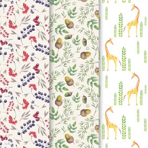 Op de afbeelding: Drie naadloze patronen met aquarel illustraties. Het eerste patroon is een witte achtergrond met rode en paarse bessen en groene bladeren. Het tweede patroon is een witte achtergrond met groene bladeren en bruine eikels. Het derde patroon is een witte achtergrond met gele giraffen en groene bladeren.