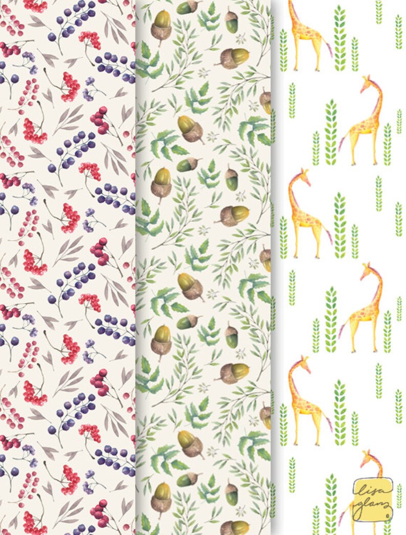 Op de afbeelding: Drie naadloze patronen met aquarel illustraties. Het eerste patroon is een witte achtergrond met rode en paarse bessen en groene bladeren. Het tweede patroon is een witte achtergrond met groene bladeren en bruine eikels. Het derde patroon is een witte achtergrond met gele giraffen en groene bladeren.