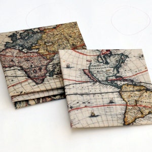 Ensemble de 4 sous-verres encastrables tactiles Old Map, bords ourlés texturés, polyester laminé