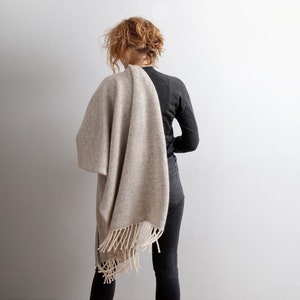 Grande écharpe de couverture, laine et mohair beiges non teints naturels avec franges blanc cassé, tissu épais et confortable, fabriqué en Lettonie par Agnese Kirmuza !