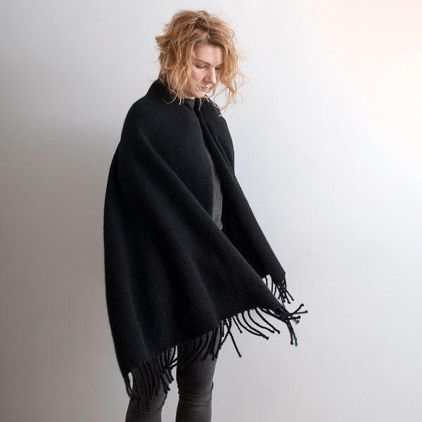 Grote zwarte deken sjaal, wol & mohair, voor mannen en vrouwen, dik en warm, gemaakt in Letland door Agnese Kirmuza!