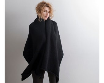 Bufanda tipo manta negra de gran tamaño, lana y mohair, tejida para hombre y mujer, gruesa y cálida, fabricada en Letonia por Agnese Kirmuza.