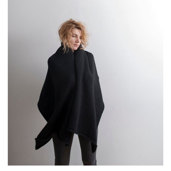 Bufanda tipo manta negra de gran tamaño, lana y mohair, tejida para hombre y mujer, gruesa y cálida, fabricada en Letonia por Agnese Kirmuza.