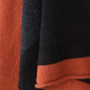 NOUVELLE écharpe chaude et confortable en laine et mohair, grand châle de couleur orange brûlé, gris foncé et marron, fait main en Lettonie par Agnese Kirmuza. image 7