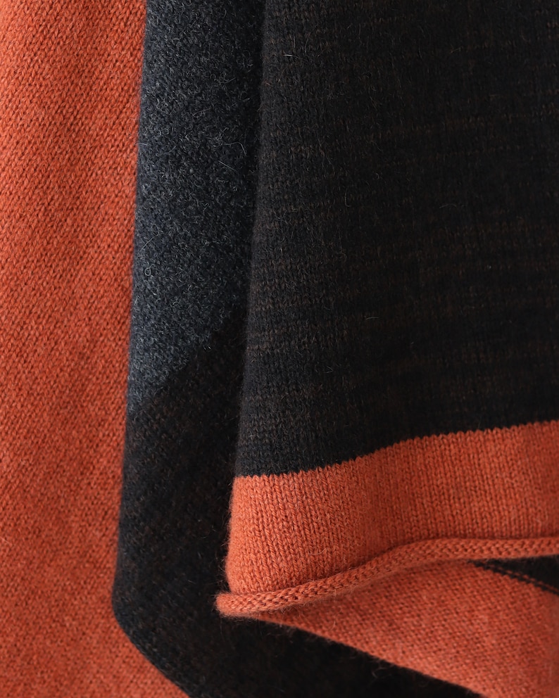 NOUVELLE écharpe chaude et confortable en laine et mohair, grand châle de couleur orange brûlé, gris foncé et marron, fait main en Lettonie par Agnese Kirmuza. image 7