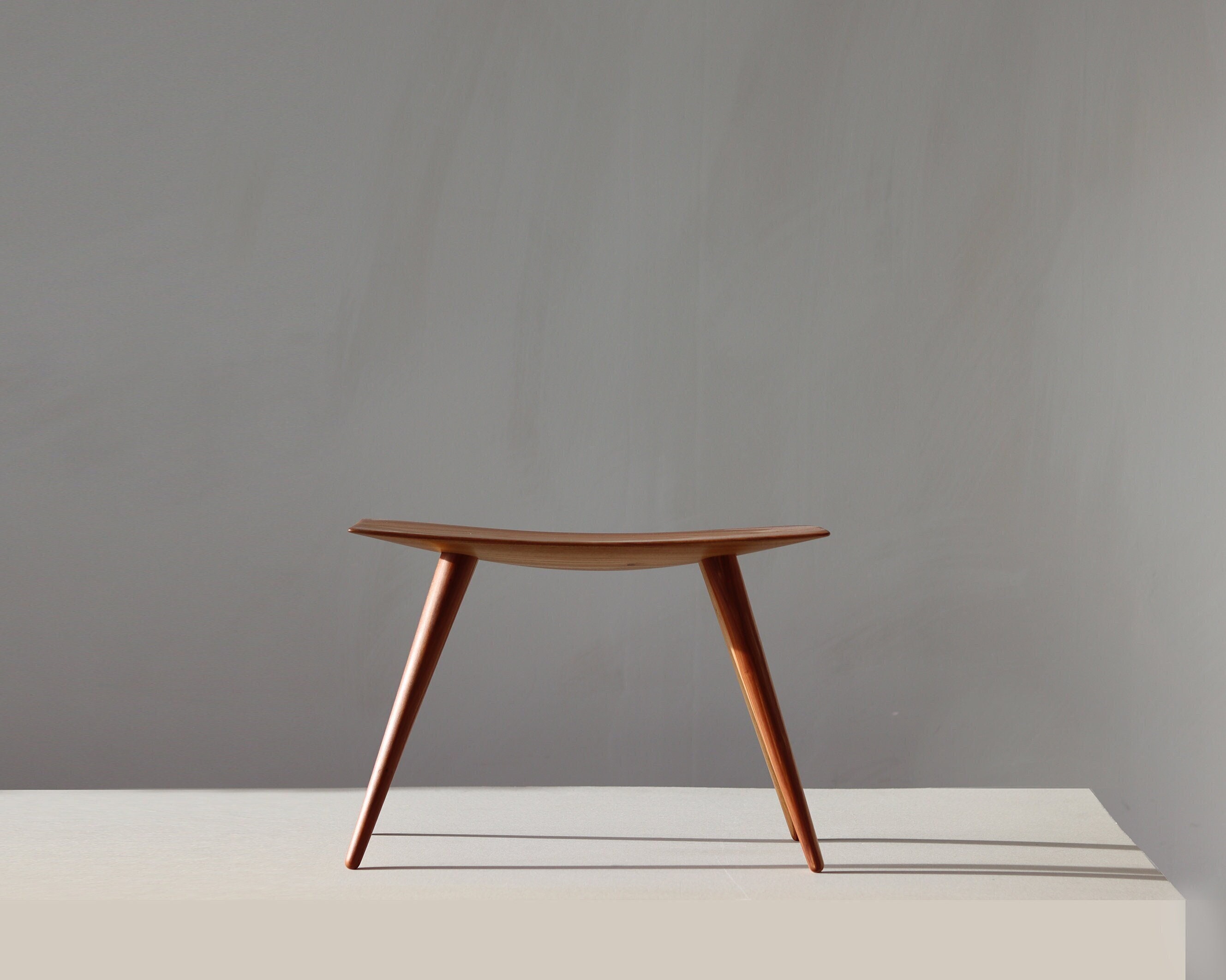 Tabouret En Bois Fabriqué À La Main, Siège Orme Européen Et Pieds Cerisier, Un Seul Au Monde, Lettonie Par Didzis Jurkovskis.