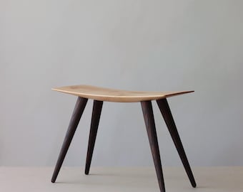 Minimalistischer Holzhocker - Handgeschnitztes Erlenholz & Gebrannte Kiefer.