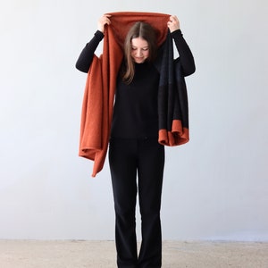NOUVELLE écharpe chaude et confortable en laine et mohair, grand châle de couleur orange brûlé, gris foncé et marron, fait main en Lettonie par Agnese Kirmuza. image 3