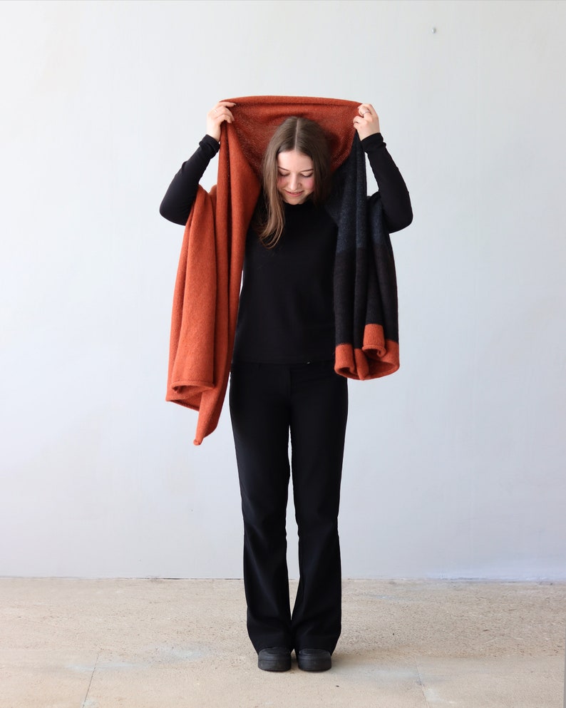 NOUVELLE écharpe chaude et confortable en laine et mohair, grand châle de couleur orange brûlé, gris foncé et marron, fait main en Lettonie par Agnese Kirmuza. image 3