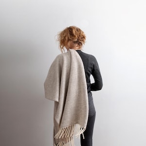 ナチュラルなブランケットスカーフ / ウール モヘア シルク / オフホワイトのフリンジが付いたベージュのショール / 厚手で心地よいギフト / ラトビアの Agnese Kirmuza 作