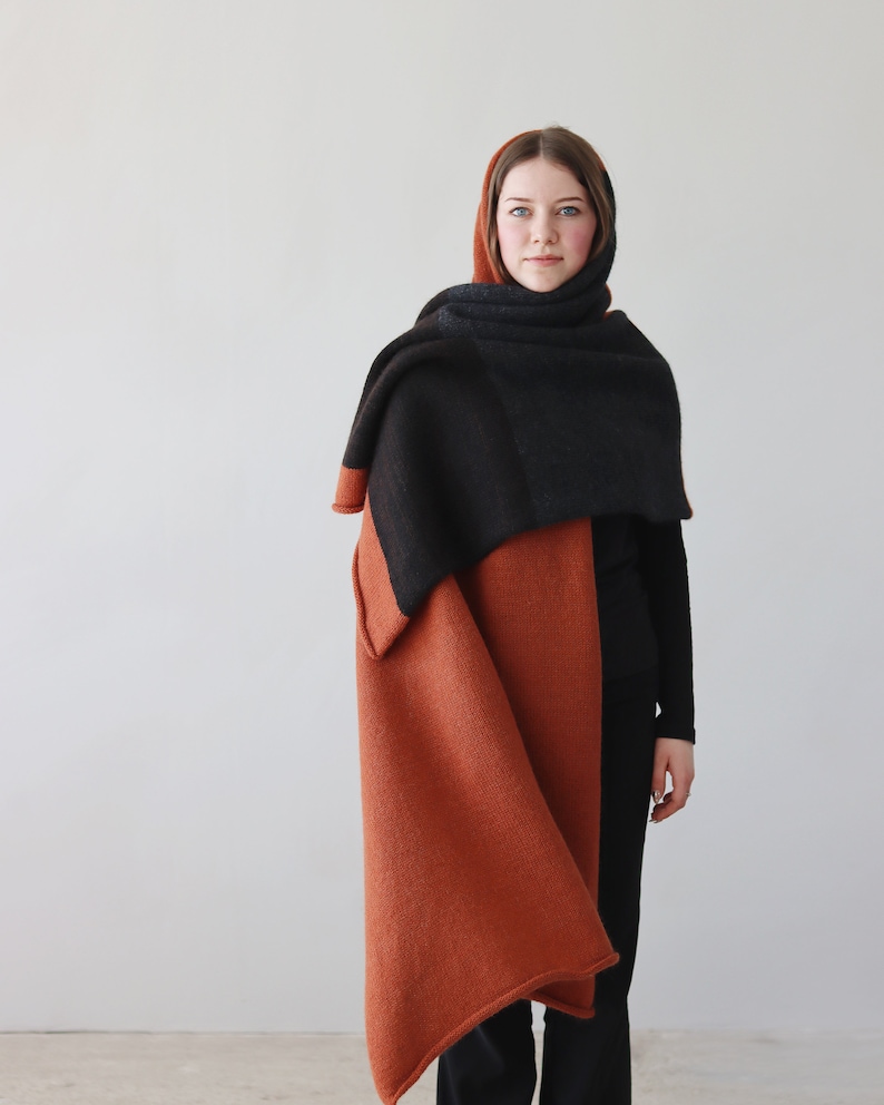 NOUVELLE écharpe chaude et confortable en laine et mohair, grand châle de couleur orange brûlé, gris foncé et marron, fait main en Lettonie par Agnese Kirmuza. image 4