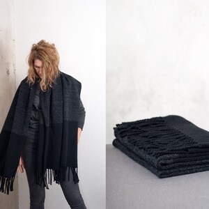 Grande écharpe de couverture noire mélangée avec franges noires, laine et mohair, pour homme et femme, cadeau personnalisé, fabriquée en Lettonie par Agnese Kirmuza !