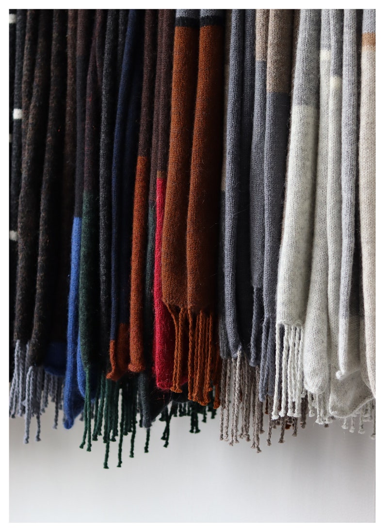 NOUVELLE écharpe chaude et confortable en laine et mohair, grand châle de couleur orange brûlé, gris foncé et marron, fait main en Lettonie par Agnese Kirmuza. image 10