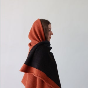 NOUVELLE écharpe chaude et confortable en laine et mohair, grand châle de couleur orange brûlé, gris foncé et marron, fait main en Lettonie par Agnese Kirmuza. image 5