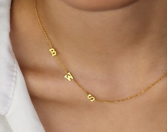 Eerste ketting voor moeder, moeder sieraden met kinderinitialen, zijwaartse initiële ketting, 3 initiële ketting, moeder van 3, Moederdag cadeau idee