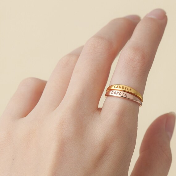 Bague fine avec nom Bagues superposables personnalisees Bague barre fine Bague gravee personnalisee Cadeau pour maman personnalise Ensemble de bagues superposables Etsy France