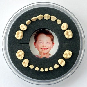 Baby Tooth Box >>Firsty Round<< (Black, Boy/Girl), including FridgeMagnet and LogBooklet
