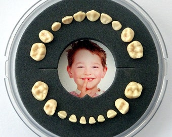 Baby Tooth Box >>Firsty Round<< (Black, Boy/Girl), including FridgeMagnet and LogBooklet