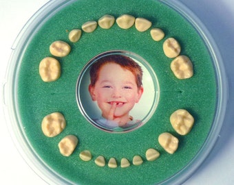 Baby Tooth Box >>Firsty Round<< (Green, Boy/Girl) including Fridge Magnet, Hurray-Sticker and Logbooklet