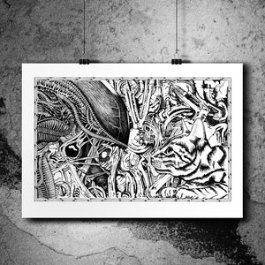 Può includere: Illustrazione in bianco e nero di un gatto che guarda una struttura bio-meccanica complessa. Il gatto è in primo piano e la struttura è sullo sfondo. La struttura è composta da molti dettagli intricati, tra cui tubi, fili e ingranaggi.