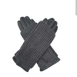 Op de afbeelding: Een paar antracietgrijze handschoenen, met een geribbelde gebreide manchet en gladde, effen vingers. De handschoenen zijn gekruist tegen een witte achtergrond, wat hun textuur en ontwerp benadrukt. Geschikt voor koud weer.