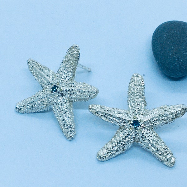 Boucles d'oreilles etoile de mer en argent et diamant bleu