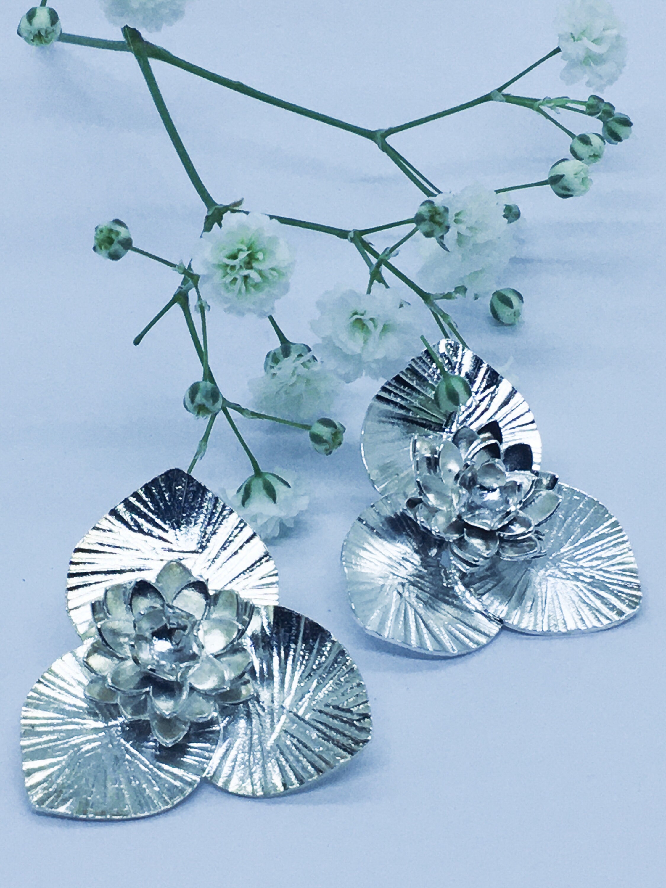 Boucles D'oreilles Pendantes Fleurs Et Strass Bleu Sur Arc Métal - Neufes Sans Emballage