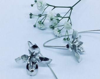 Boucle d'oreille en argent représentant des fleurs stylisés