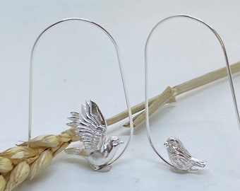 Boucles d'oreilles asymétriques en argent représentant des oiseaux