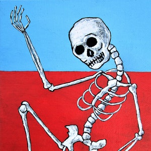 Peut inclure: Un squelette blanc peint sur un fond rouge et bleu. Le squelette est assis, le bras droit levé et la jambe gauche pliée. Le squelette est peint dans un style cartoon.