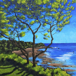 Puede incluir: Una pintura de un árbol con hojas verdes sobre un cielo azul brillante. El árbol está en primer plano y el océano está en el fondo. El océano es de un azul profundo y hay olas blancas rompiendo en la orilla.