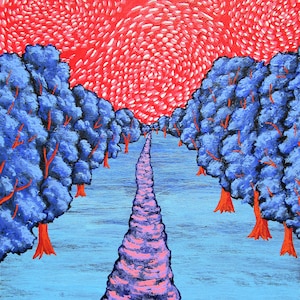 Puede incluir: Una pintura de un camino que conduce a través de un bosque de árboles azules con troncos rojos. El cielo es de un rojo brillante con puntos blancos. El camino es de color rosa claro y azul.