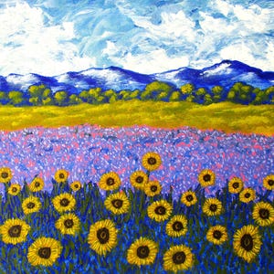 Op de afbeelding: Een schilderij van een veld met bloeiende zonnebloemen. De zonnebloemen zijn geel met zwarte centra en worden omringd door blauwe en paarse bloemen. De achtergrond is een blauwe lucht met witte wolken en een lijn van bergen in de verte.