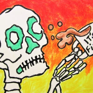 Peut inclure: Un squelette de dessin animé aux yeux verts tient une tasse à café blanche avec le texte "It's Fine" en lettres noires. Le café se renverse de la tasse et l'arrière-plan est un dégradé de jaune, d'orange et de rouge.