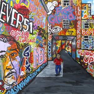 Puede incluir: Una vibrante pintura de arte callejero que representa a un hombre caminando por un callejón cubierto de grafitis. La obra de arte está llena de texto colorido, caras y diseños abstractos. Las palabras "NEVER 51", "CANADA IS NOT FOR SALE" y "FREE GILEAD" son visibles.