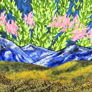 Pode incluir: Uma pintura acrílica de uma paisagem montanhosa. A pintura apresenta montanhas azuis com neve branca, colinas amarelas e castanhas e um céu azul escuro com pinceladas verdes e rosa que se assemelham a folhagem.