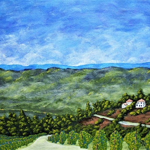 Puede incluir: Una pintura de un camino sinuoso que lleva a una colina hasta un pequeño pueblo con casas blancas. El cielo es azul con nubes blancas y las colinas son verdes.