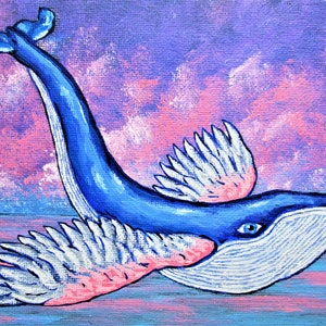 Puede incluir: Una ballena azul con alas rosadas y blancas vuela por un cielo rosa y morado. La ballena tiene la barriga blanca y un ojo azul.
