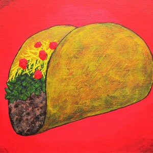 Puede incluir: Una pintura de un taco amarillo con relleno rojo y amarillo sobre un fondo rojo.