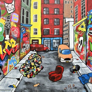 Puede incluir: Una pintura colorida de un callejón de la ciudad con arte de graffiti en las paredes. El arte incluye un panda, una calavera, una corona y las palabras "#Resist". Hay un sillón rojo en primer plano y una pequeña camioneta naranja estacionada en el callejón.