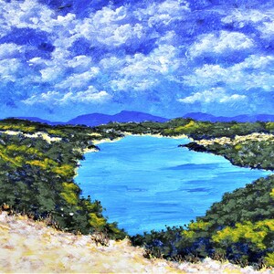 Puede incluir: Una pintura de un lago rodeado de árboles y montañas. El cielo es azul con nubes blancas. El agua es de un azul brillante.
