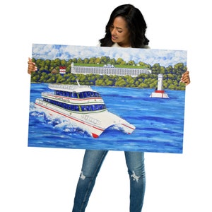 Pode incluir: Uma pintura de um ferry branco e verde com o texto "Arnold Transit Co." no lado, navegando em um corpo de água azul. A pintura também apresenta um farol vermelho e branco no fundo.