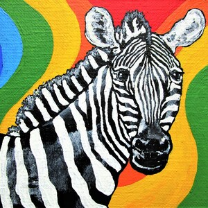 Pode incluir: Uma zebra preta e branca com um fundo de arco-íris. A zebra está olhando para o espectador e tem uma expressão séria. O arco-íris é composto pelas cores vermelho, laranja, amarelo, verde, azul, anil e violeta.