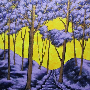 Puede incluir: Una pintura de un camino forestal que conduce a un sol amarillo brillante. Los árboles están pintados en tonos de púrpura y el camino está hecho de piedra.