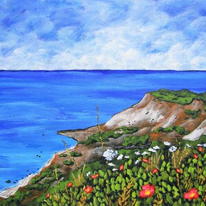 Puede incluir: Una pintura de un paisaje costero con un acantilado que domina un océano azul. El acantilado está cubierto de vegetación verde y hay flores rosas en primer plano.
