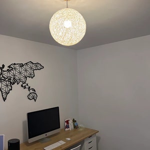 Lampada a sospensione a sfera intrecciata in corda di carta fatta a mano, dimensioni e colori personalizzabili, lampada a sospensione sferica, lampada da soffitto a globo in corda di carta intrecciata a mano