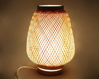 Luminária de mesa de bambu trançado à mão: luz natural para mesa de cabeceira