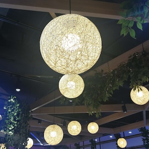 Lampada a sospensione con corda di carta bianca, lampada a sospensione a globo bianco fatta a mano, lampadario bianco, illuminazione per decorazioni natalizie, illuminazione a lampadario