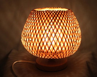 Ręcznie tkana bambusowa lampa stołowa: lampka nocna w stylu boho